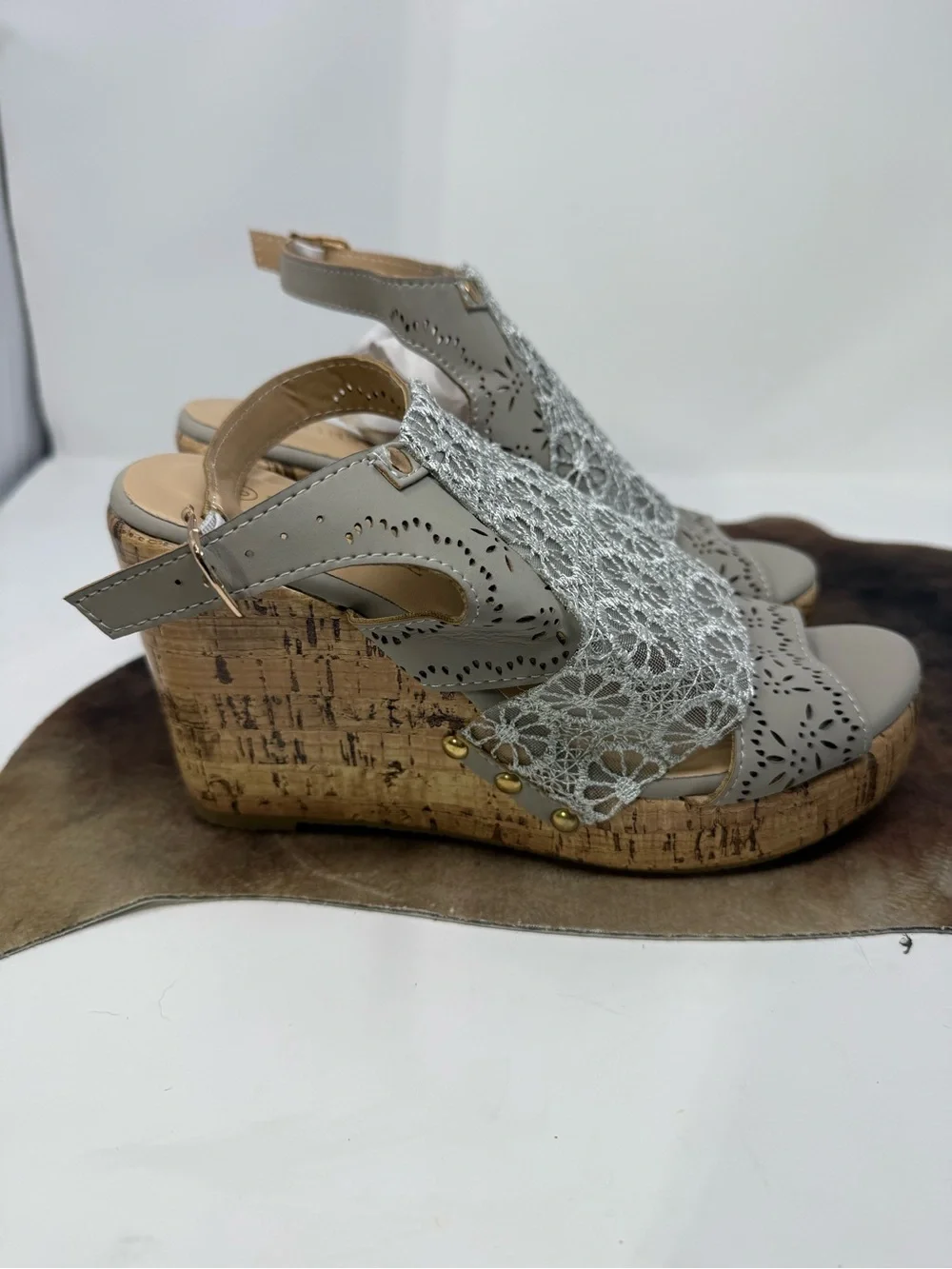 NWT Lace-Accented Cork Wedge Sandals in Light Gray Sz 8 (PKUBIH)